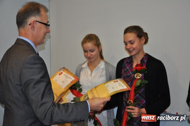 Zdjęcie w galerii na portalu naszraciborz.pl: Prezydent nagradzał, sportowcy upominali wiadomości z regionu