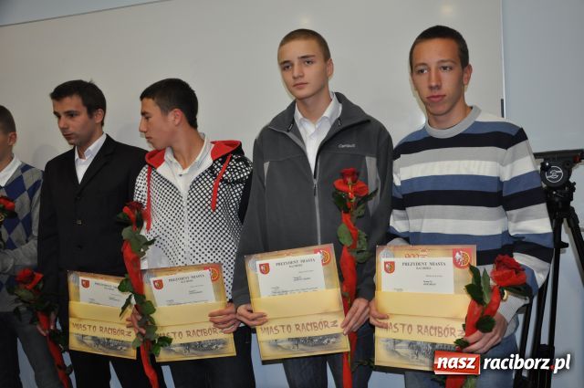 Zdjęcie w galerii na portalu naszraciborz.pl: Prezydent nagradzał, sportowcy upominali wiadomości z regionu