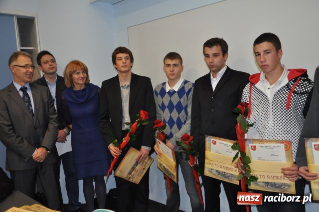 Zdjęcie w galerii na portalu naszraciborz.pl: Prezydent nagradzał, sportowcy upominali wiadomości z regionu