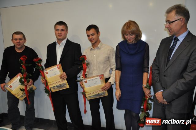 Zdjęcie w galerii na portalu naszraciborz.pl: Prezydent nagradzał, sportowcy upominali wiadomości z regionu