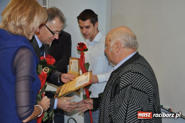 Zdjęcie w galerii na portalu naszraciborz.pl: Prezydent nagradzał, sportowcy upominali wiadomości z regionu