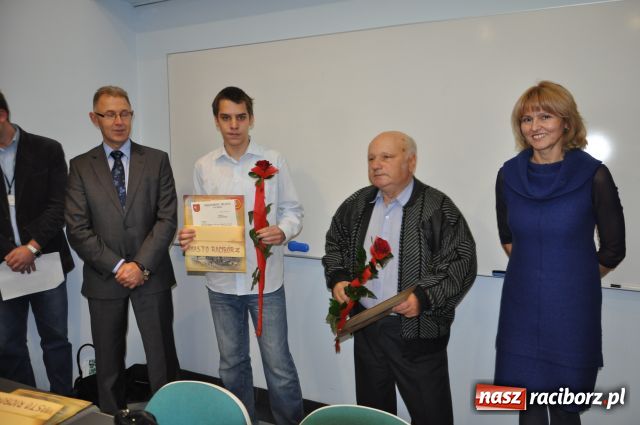 Zdjęcie w galerii na portalu naszraciborz.pl: Prezydent nagradzał, sportowcy upominali wiadomości z regionu