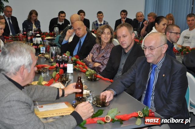 Zdjęcie w galerii na portalu naszraciborz.pl: Prezydent nagradzał, sportowcy upominali wiadomości z regionu