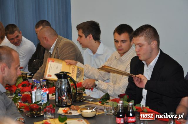 Zdjęcie w galerii na portalu naszraciborz.pl: Prezydent nagradzał, sportowcy upominali wiadomości z regionu