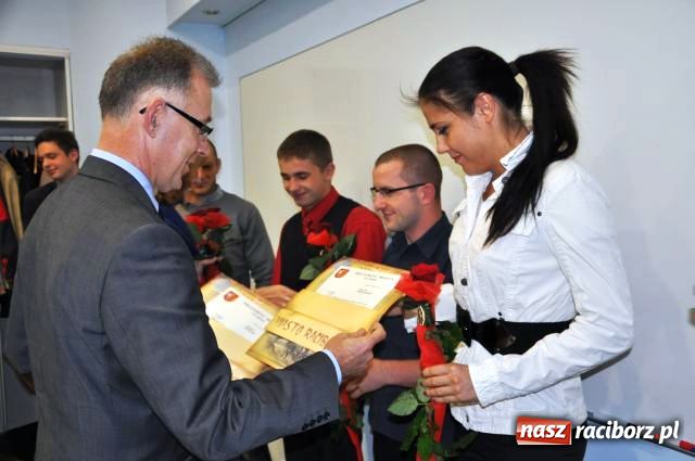 Zdjęcie w galerii na portalu naszraciborz.pl: Prezydent nagradzał, sportowcy upominali wiadomości z regionu