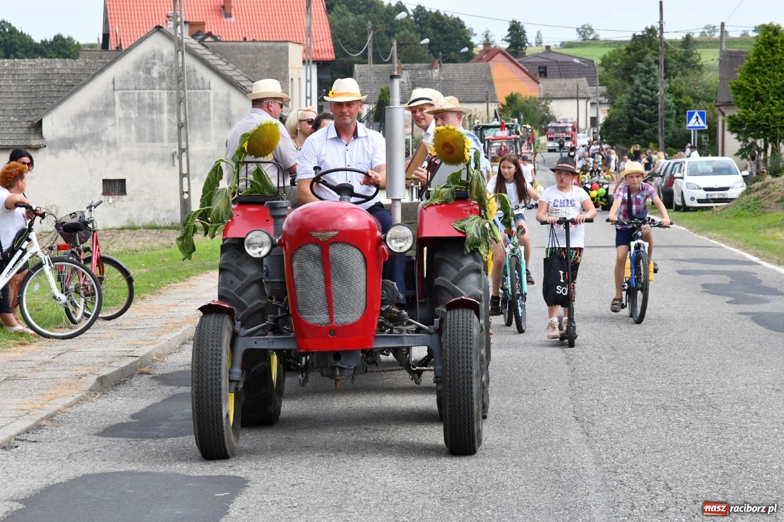 Zdjęcie w galerii na portalu naszraciborz.pl: Słoneczny patrol na dożynkach w Bolesławiu wiadomości z regionu