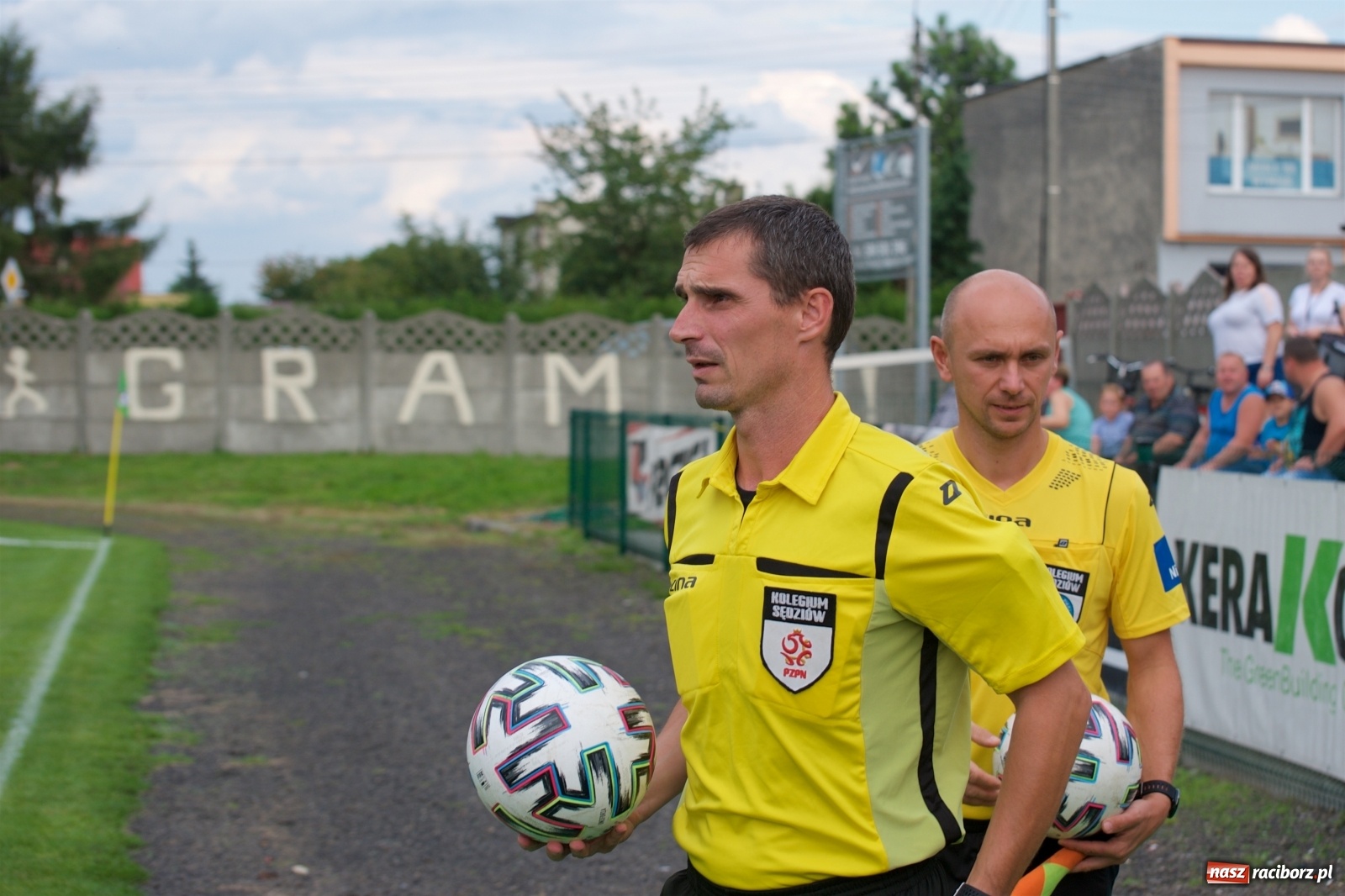 Zdjęcie w galerii na portalu naszraciborz.pl: Trzy punkty Tworkowa. Ambulans na boisku [FOTO] wiadomości z regionu