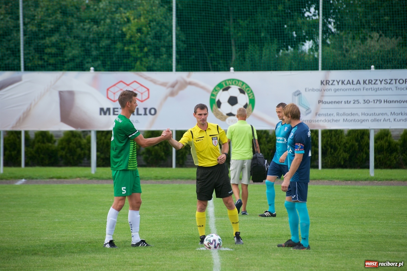 Zdjęcie w galerii na portalu naszraciborz.pl: Trzy punkty Tworkowa. Ambulans na boisku [FOTO] wiadomości z regionu