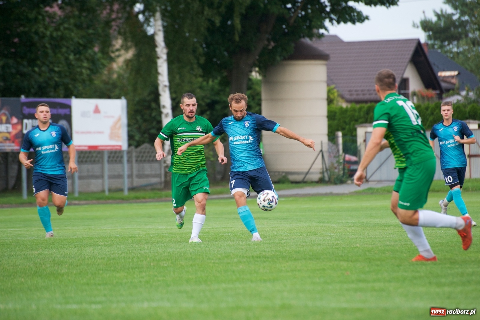 Zdjęcie w galerii na portalu naszraciborz.pl: Trzy punkty Tworkowa. Ambulans na boisku [FOTO] wiadomości z regionu