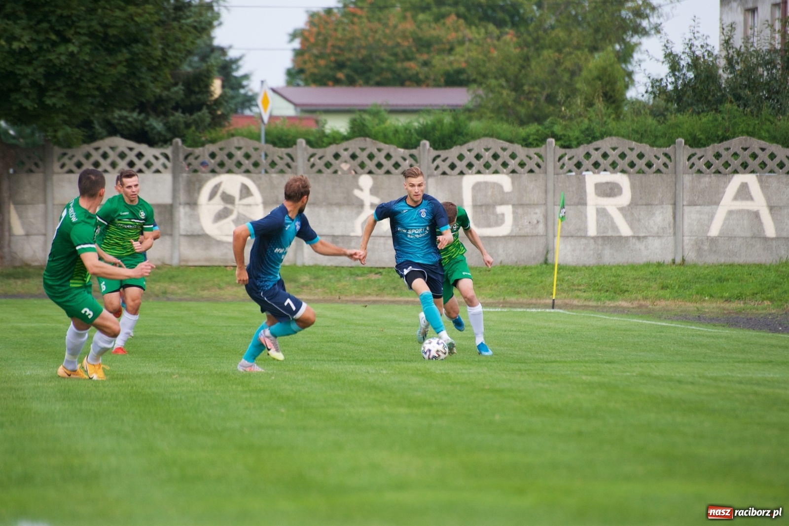 Zdjęcie w galerii na portalu naszraciborz.pl: Trzy punkty Tworkowa. Ambulans na boisku [FOTO] wiadomości z regionu