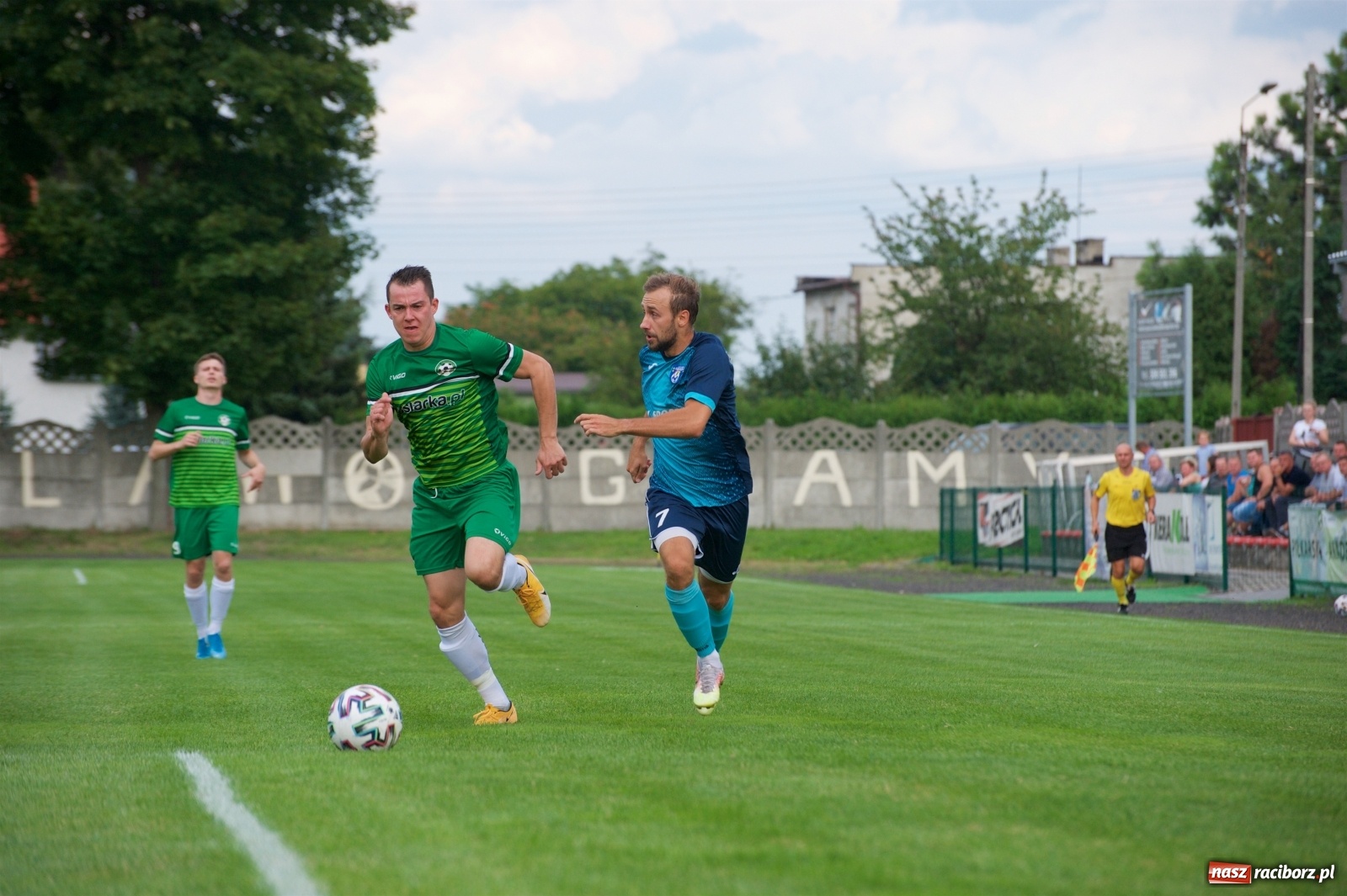Zdjęcie w galerii na portalu naszraciborz.pl: Trzy punkty Tworkowa. Ambulans na boisku [FOTO] wiadomości z regionu