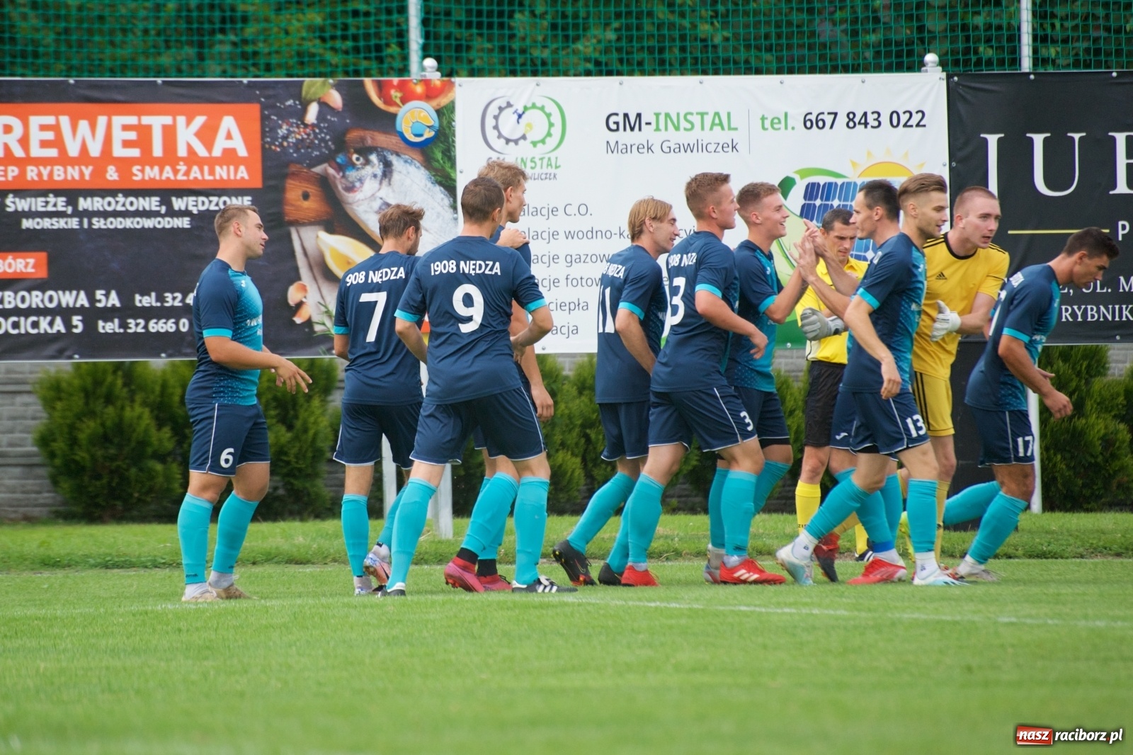 Zdjęcie w galerii na portalu naszraciborz.pl: Trzy punkty Tworkowa. Ambulans na boisku [FOTO] wiadomości z regionu