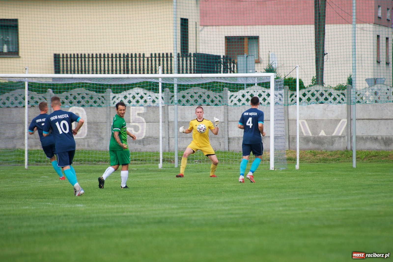 Zdjęcie w galerii na portalu naszraciborz.pl: Trzy punkty Tworkowa. Ambulans na boisku [FOTO] wiadomości z regionu