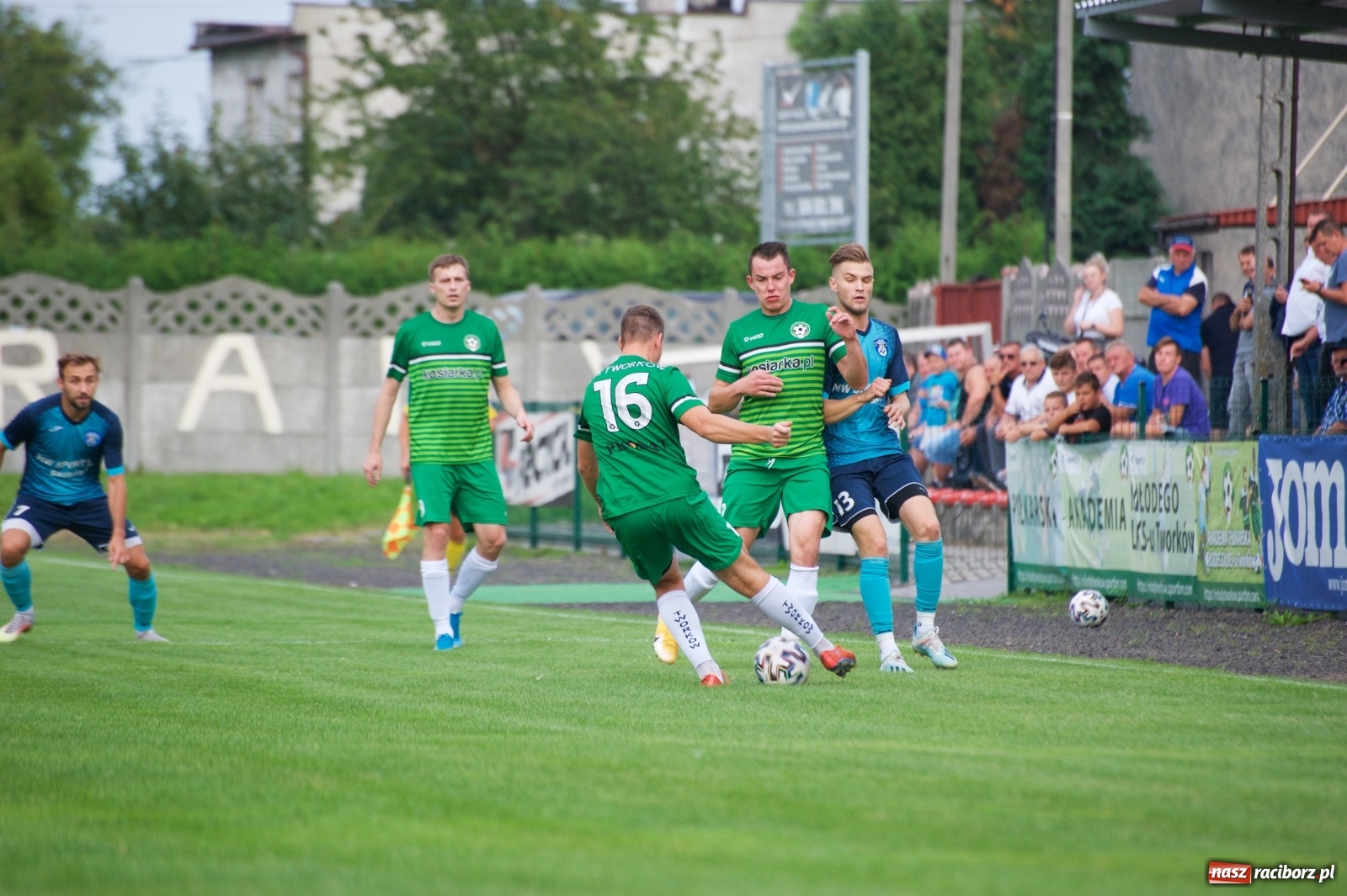 Zdjęcie w galerii na portalu naszraciborz.pl: Trzy punkty Tworkowa. Ambulans na boisku [FOTO] wiadomości z regionu