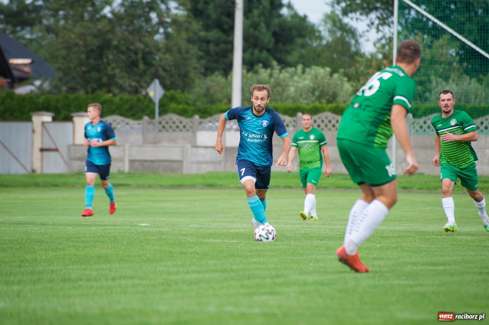 Zdjęcie w galerii na portalu naszraciborz.pl: Trzy punkty Tworkowa. Ambulans na boisku [FOTO] wiadomości z regionu