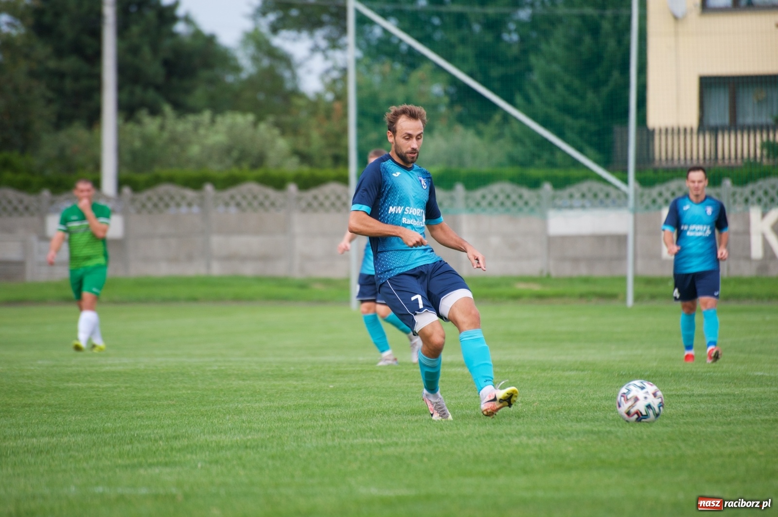 Zdjęcie w galerii na portalu naszraciborz.pl: Trzy punkty Tworkowa. Ambulans na boisku [FOTO] wiadomości z regionu