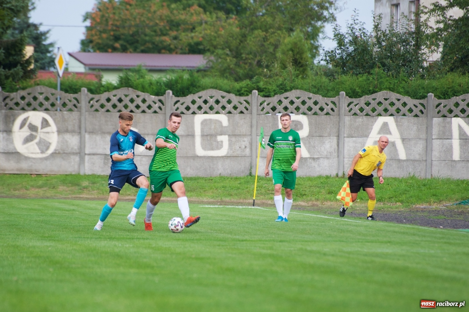 Zdjęcie w galerii na portalu naszraciborz.pl: Trzy punkty Tworkowa. Ambulans na boisku [FOTO] wiadomości z regionu