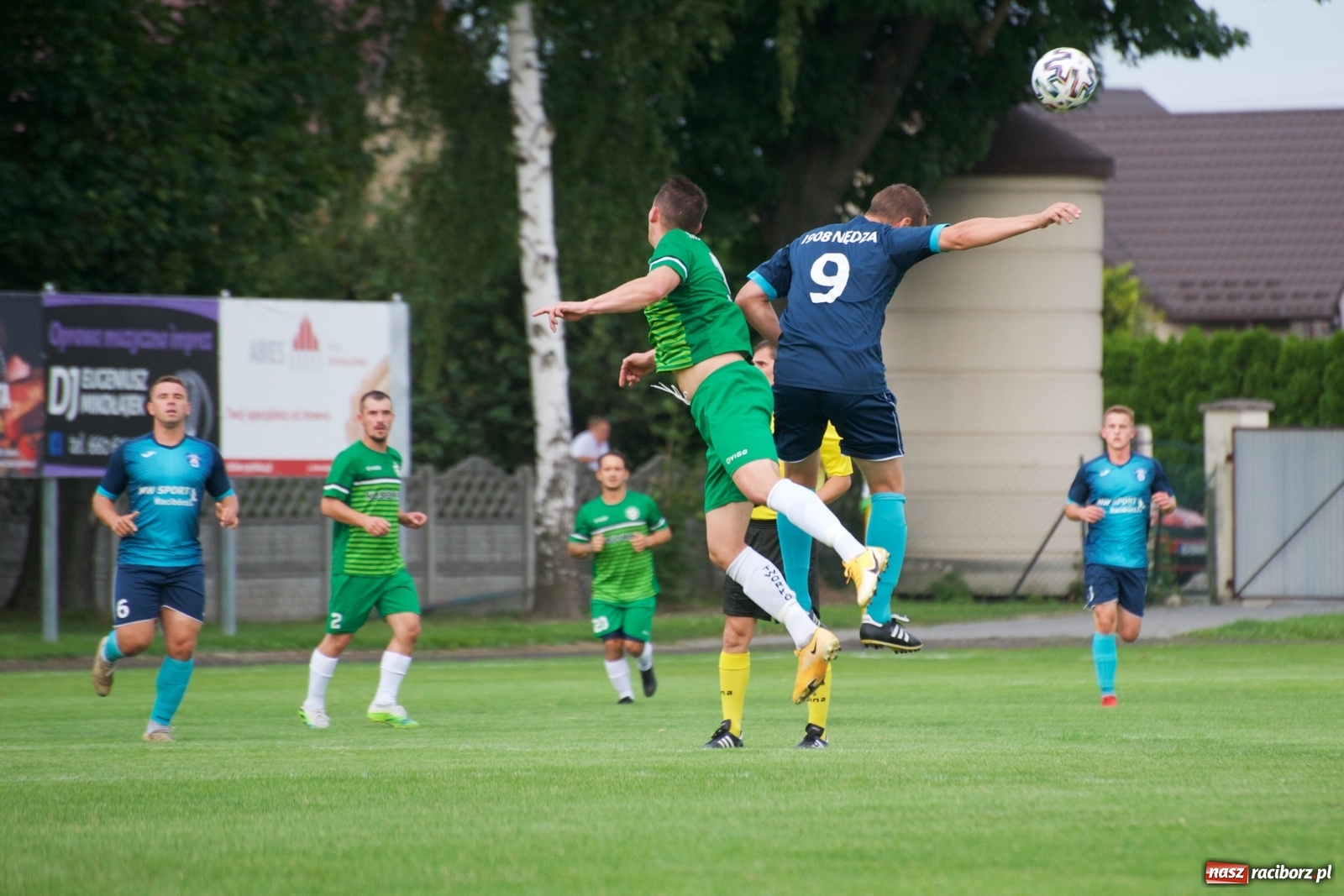 Zdjęcie w galerii na portalu naszraciborz.pl: Trzy punkty Tworkowa. Ambulans na boisku [FOTO] wiadomości z regionu