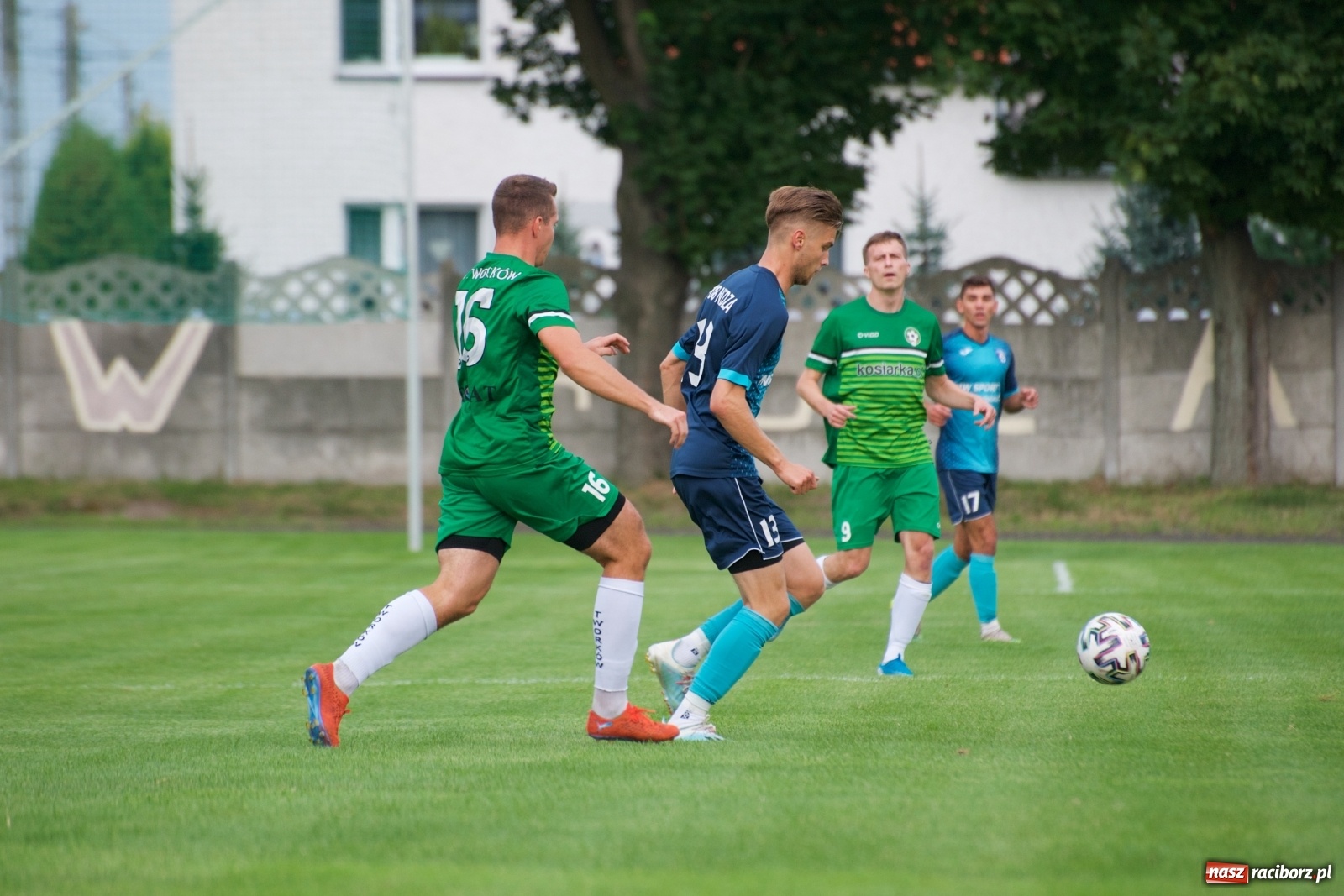 Zdjęcie w galerii na portalu naszraciborz.pl: Trzy punkty Tworkowa. Ambulans na boisku [FOTO] wiadomości z regionu