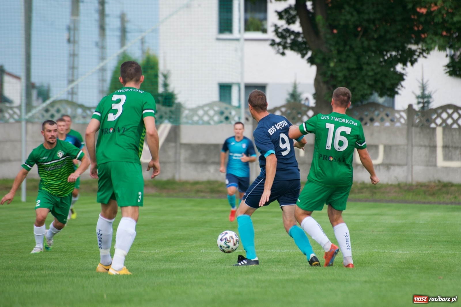 Zdjęcie w galerii na portalu naszraciborz.pl: Trzy punkty Tworkowa. Ambulans na boisku [FOTO] wiadomości z regionu
