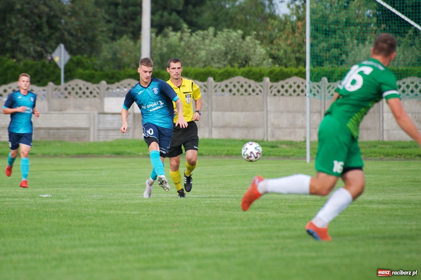 Zdjęcie w galerii na portalu naszraciborz.pl: Trzy punkty Tworkowa. Ambulans na boisku [FOTO] wiadomości z regionu