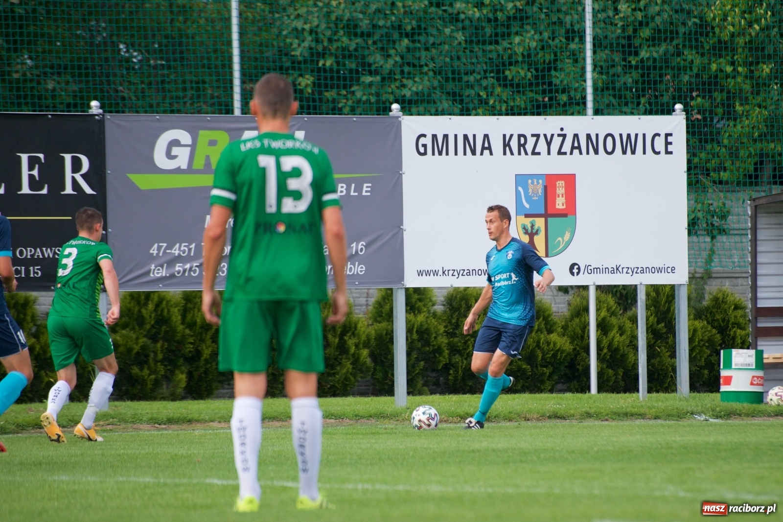 Zdjęcie w galerii na portalu naszraciborz.pl: Trzy punkty Tworkowa. Ambulans na boisku [FOTO] wiadomości z regionu