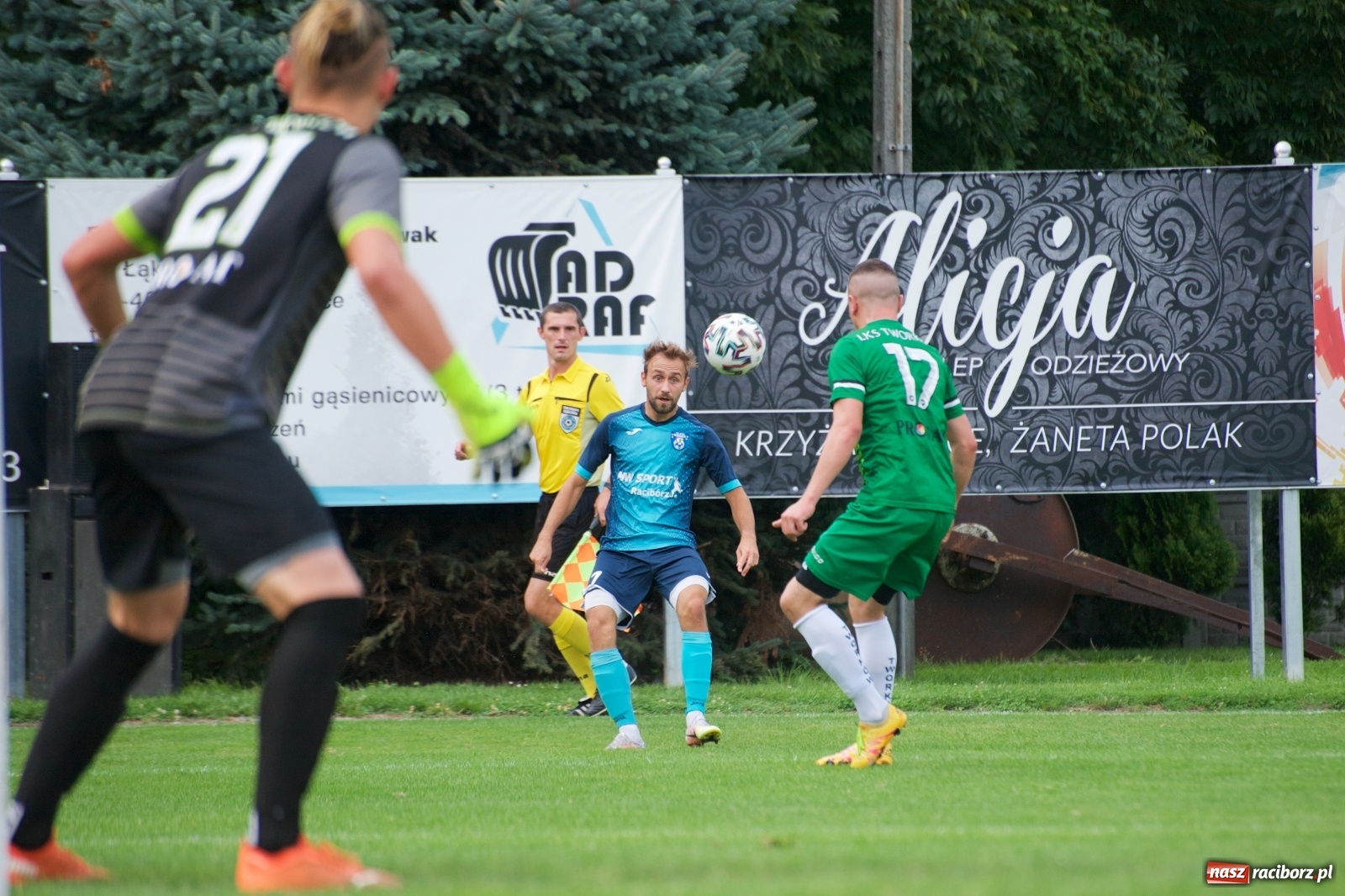 Zdjęcie w galerii na portalu naszraciborz.pl: Trzy punkty Tworkowa. Ambulans na boisku [FOTO] wiadomości z regionu