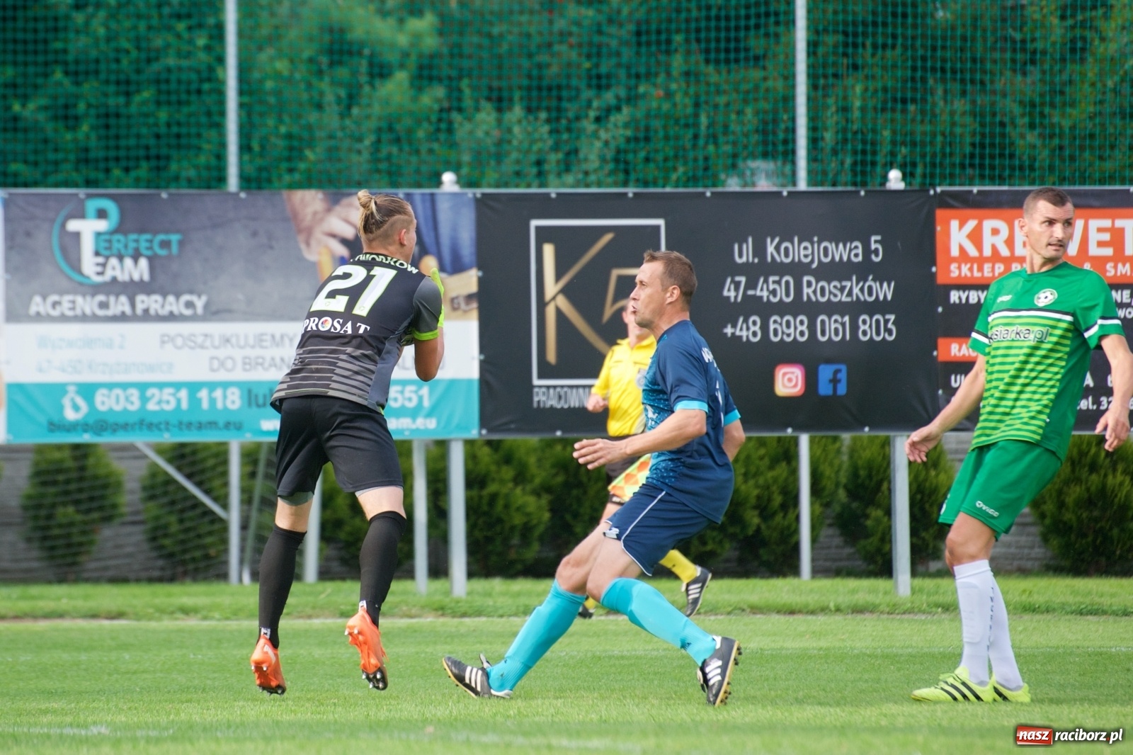 Zdjęcie w galerii na portalu naszraciborz.pl: Trzy punkty Tworkowa. Ambulans na boisku [FOTO] wiadomości z regionu