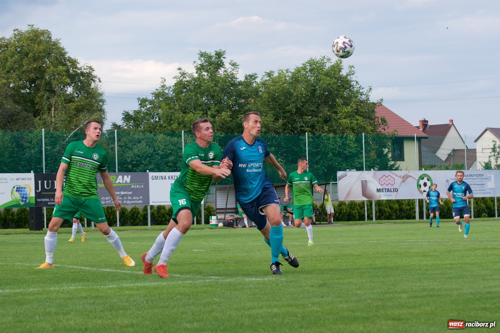 Zdjęcie w galerii na portalu naszraciborz.pl: Trzy punkty Tworkowa. Ambulans na boisku [FOTO] wiadomości z regionu