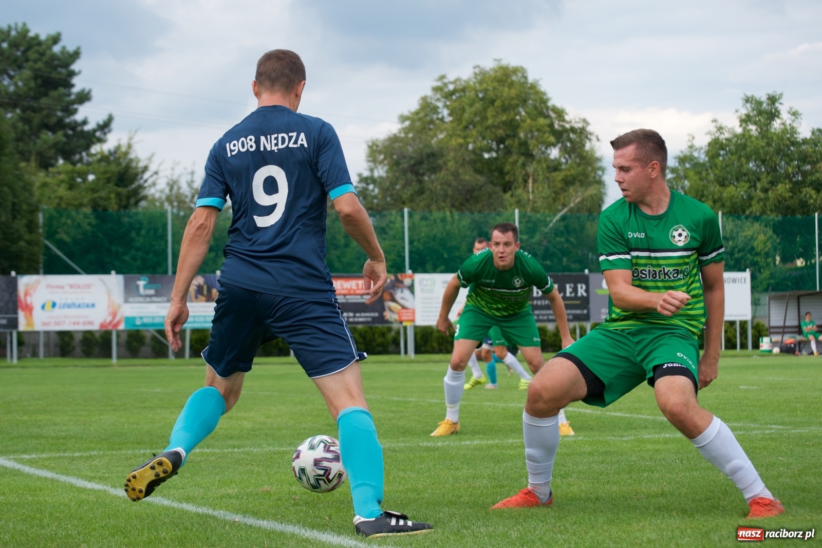 Zdjęcie w galerii na portalu naszraciborz.pl: Trzy punkty Tworkowa. Ambulans na boisku [FOTO] wiadomości z regionu
