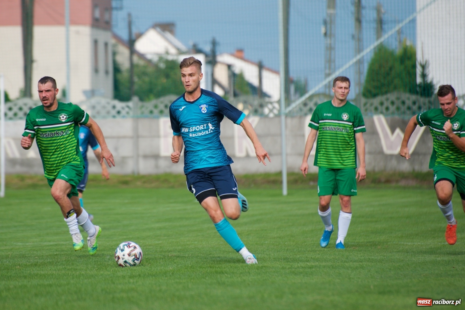 Zdjęcie w galerii na portalu naszraciborz.pl: Trzy punkty Tworkowa. Ambulans na boisku [FOTO] wiadomości z regionu