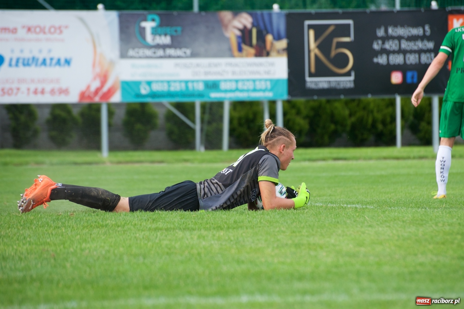 Zdjęcie w galerii na portalu naszraciborz.pl: Trzy punkty Tworkowa. Ambulans na boisku [FOTO] wiadomości z regionu