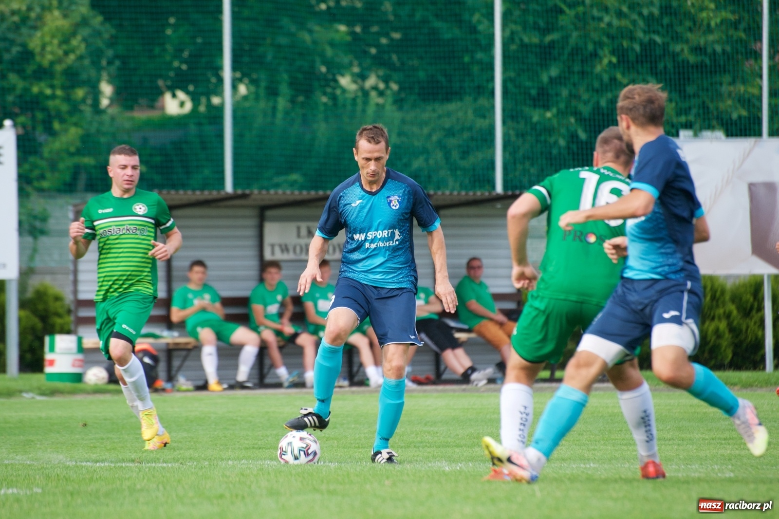 Zdjęcie w galerii na portalu naszraciborz.pl: Trzy punkty Tworkowa. Ambulans na boisku [FOTO] wiadomości z regionu