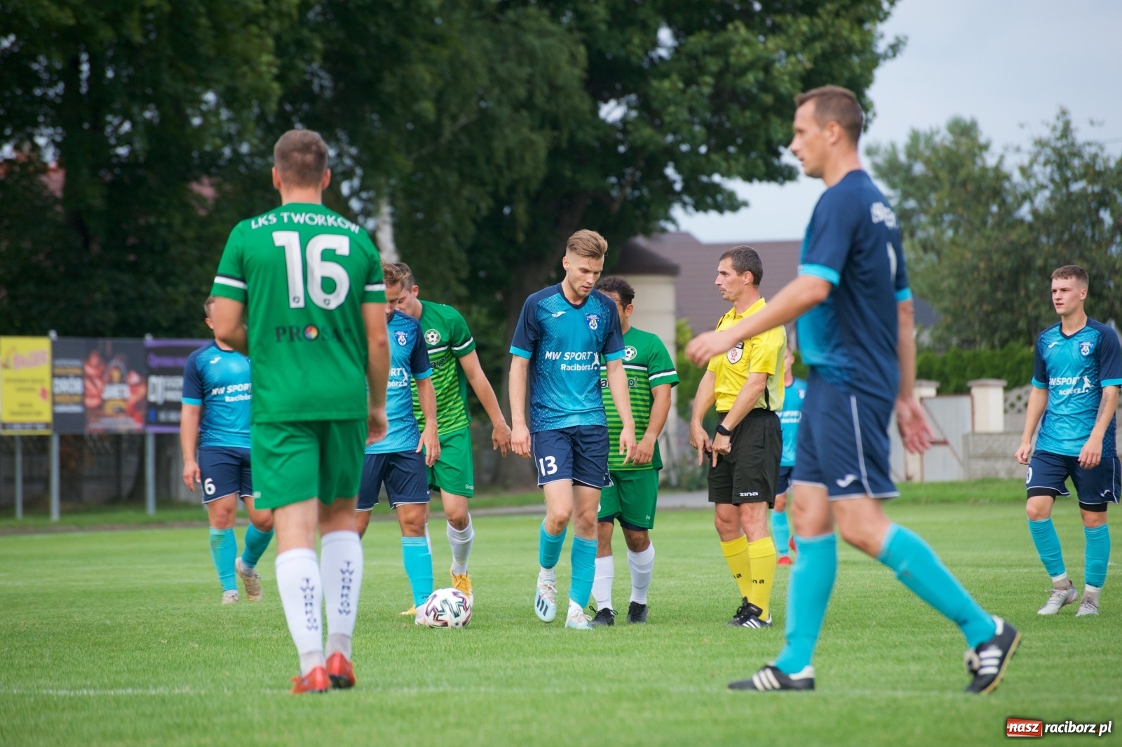 Zdjęcie w galerii na portalu naszraciborz.pl: Trzy punkty Tworkowa. Ambulans na boisku [FOTO] wiadomości z regionu