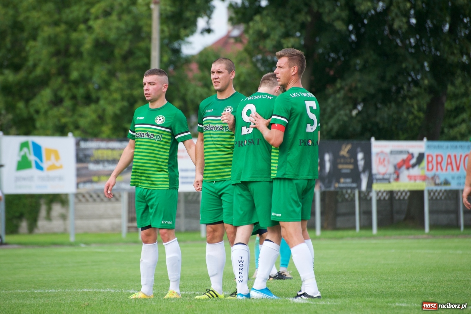 Zdjęcie w galerii na portalu naszraciborz.pl: Trzy punkty Tworkowa. Ambulans na boisku [FOTO] wiadomości z regionu