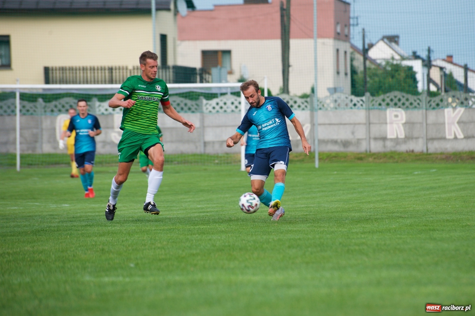 Zdjęcie w galerii na portalu naszraciborz.pl: Trzy punkty Tworkowa. Ambulans na boisku [FOTO] wiadomości z regionu