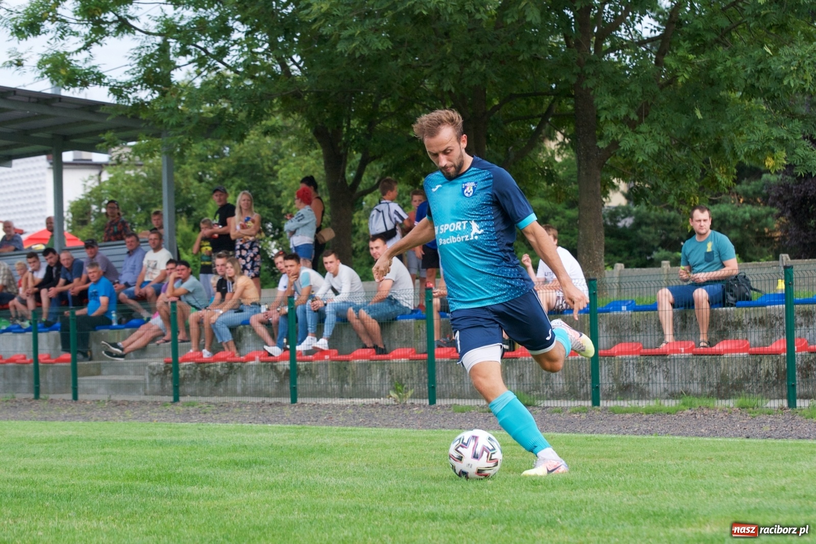 Zdjęcie w galerii na portalu naszraciborz.pl: Trzy punkty Tworkowa. Ambulans na boisku [FOTO] wiadomości z regionu