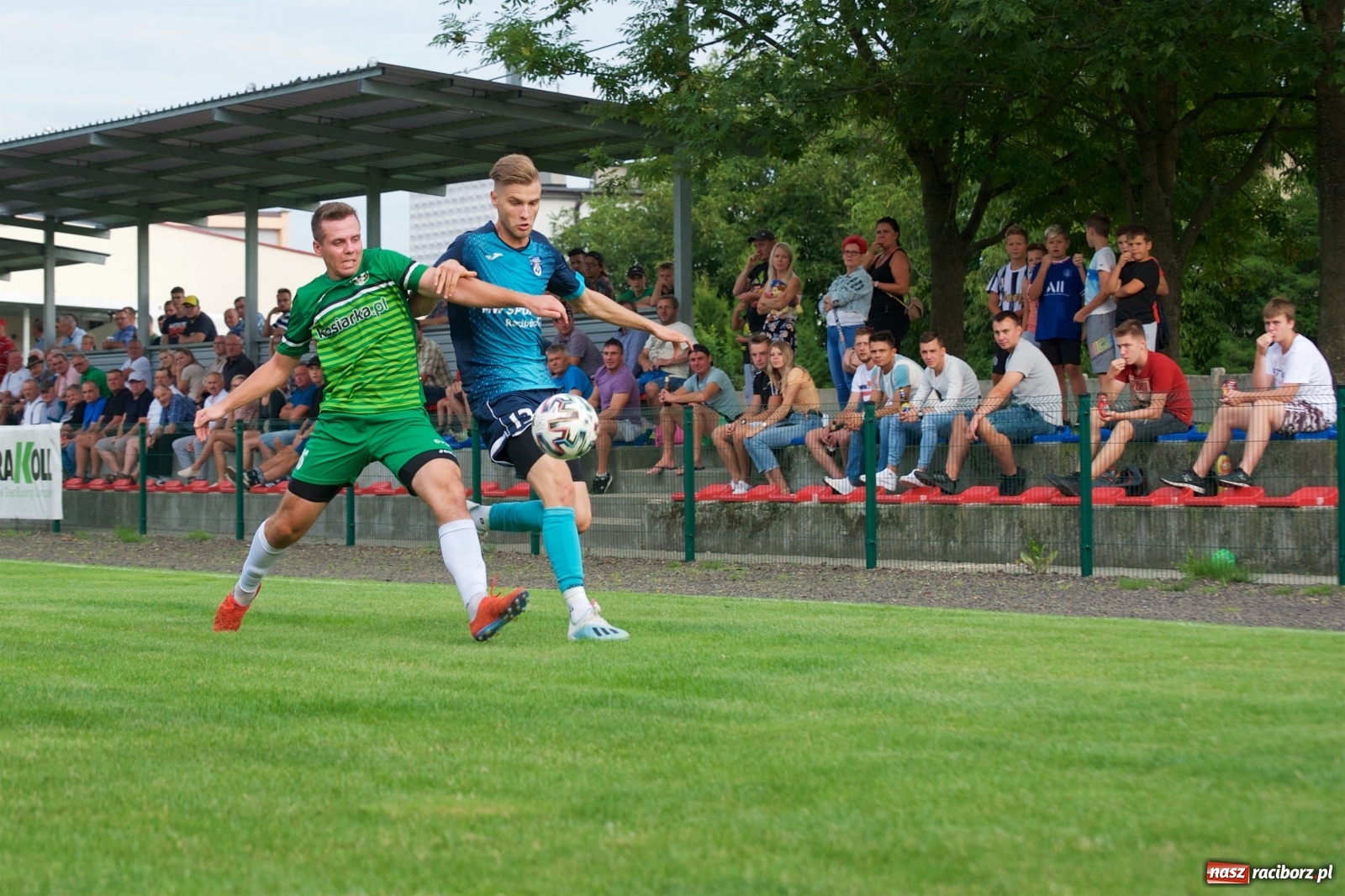 Zdjęcie w galerii na portalu naszraciborz.pl: Trzy punkty Tworkowa. Ambulans na boisku [FOTO] wiadomości z regionu