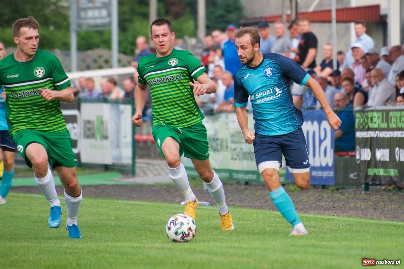 Zdjęcie w galerii na portalu naszraciborz.pl: Trzy punkty Tworkowa. Ambulans na boisku [FOTO] wiadomości z regionu