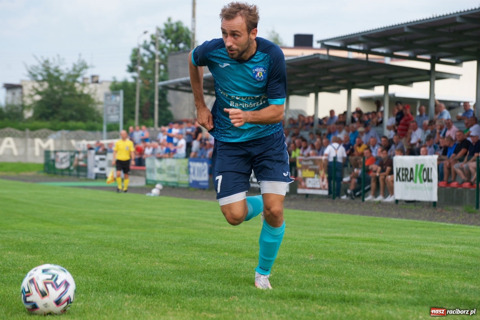 Zdjęcie w galerii na portalu naszraciborz.pl: Trzy punkty Tworkowa. Ambulans na boisku [FOTO] wiadomości z regionu