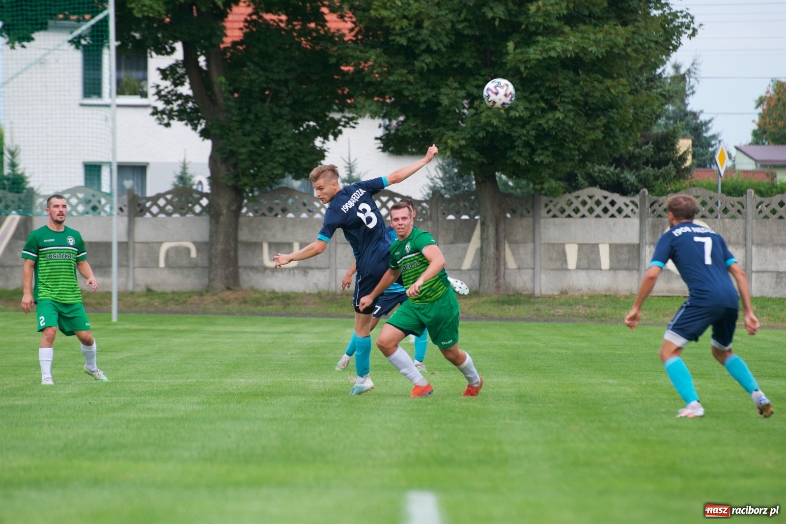 Zdjęcie w galerii na portalu naszraciborz.pl: Trzy punkty Tworkowa. Ambulans na boisku [FOTO] wiadomości z regionu