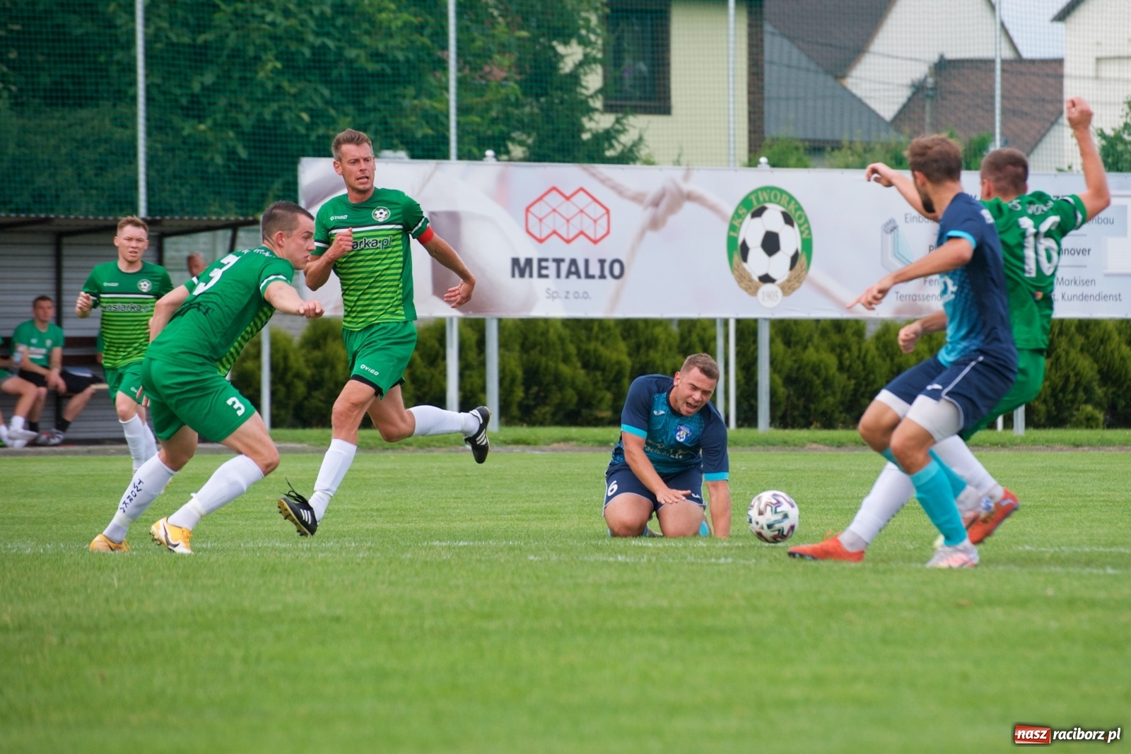 Zdjęcie w galerii na portalu naszraciborz.pl: Trzy punkty Tworkowa. Ambulans na boisku [FOTO] wiadomości z regionu