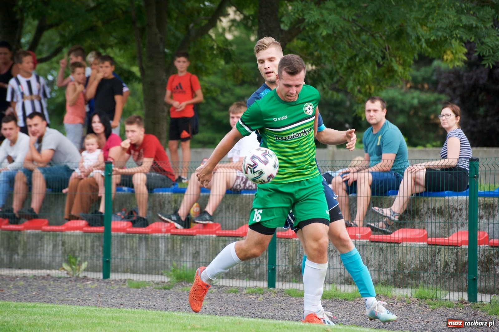 Zdjęcie w galerii na portalu naszraciborz.pl: Trzy punkty Tworkowa. Ambulans na boisku [FOTO] wiadomości z regionu