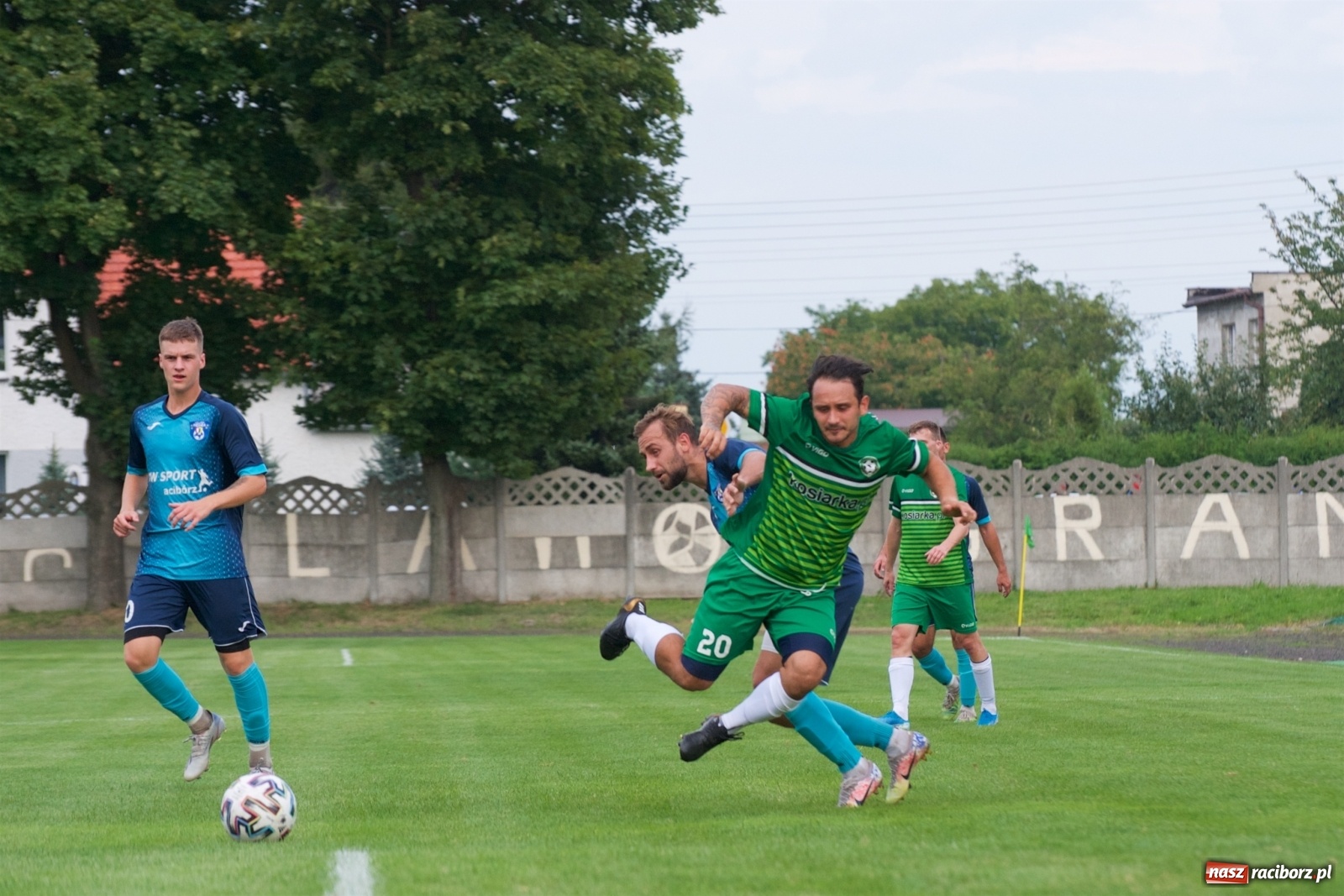 Zdjęcie w galerii na portalu naszraciborz.pl: Trzy punkty Tworkowa. Ambulans na boisku [FOTO] wiadomości z regionu