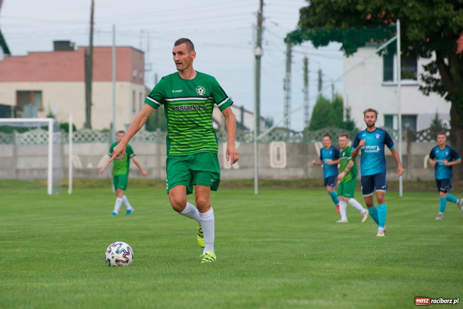 Zdjęcie w galerii na portalu naszraciborz.pl: Trzy punkty Tworkowa. Ambulans na boisku [FOTO] wiadomości z regionu