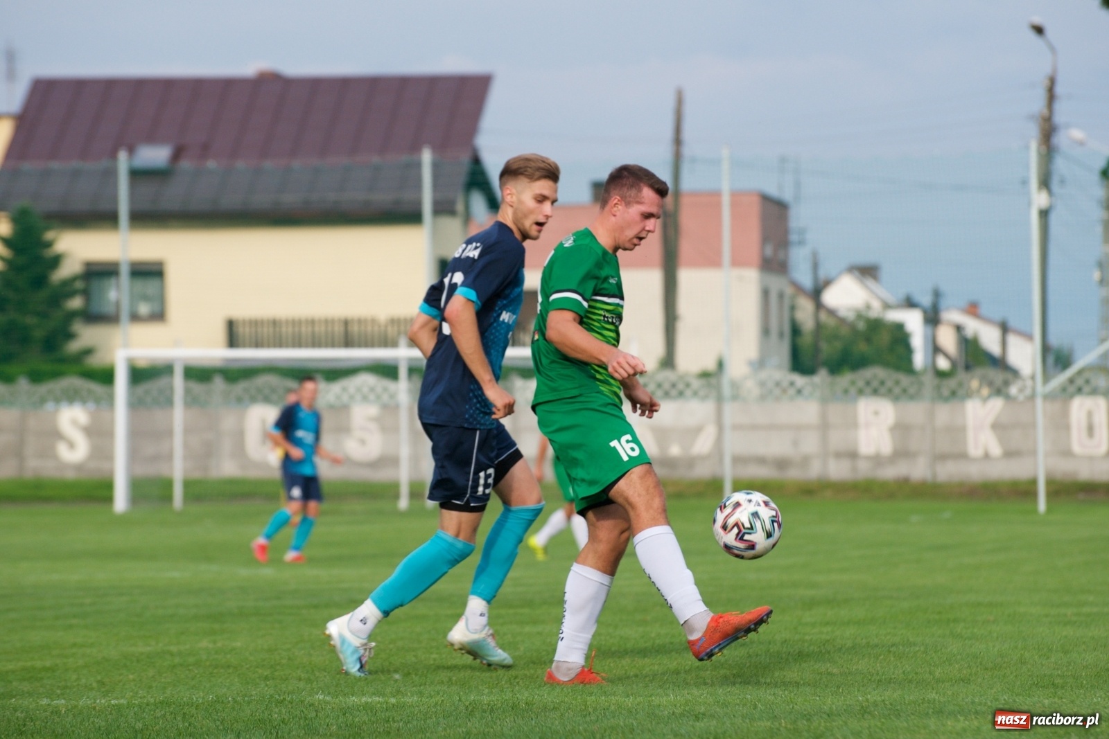 Zdjęcie w galerii na portalu naszraciborz.pl: Trzy punkty Tworkowa. Ambulans na boisku [FOTO] wiadomości z regionu