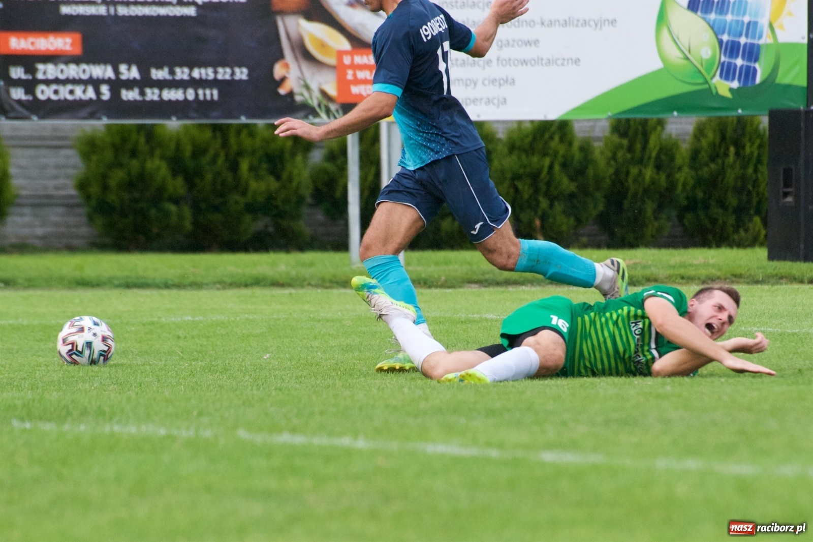 Zdjęcie w galerii na portalu naszraciborz.pl: Trzy punkty Tworkowa. Ambulans na boisku [FOTO] wiadomości z regionu