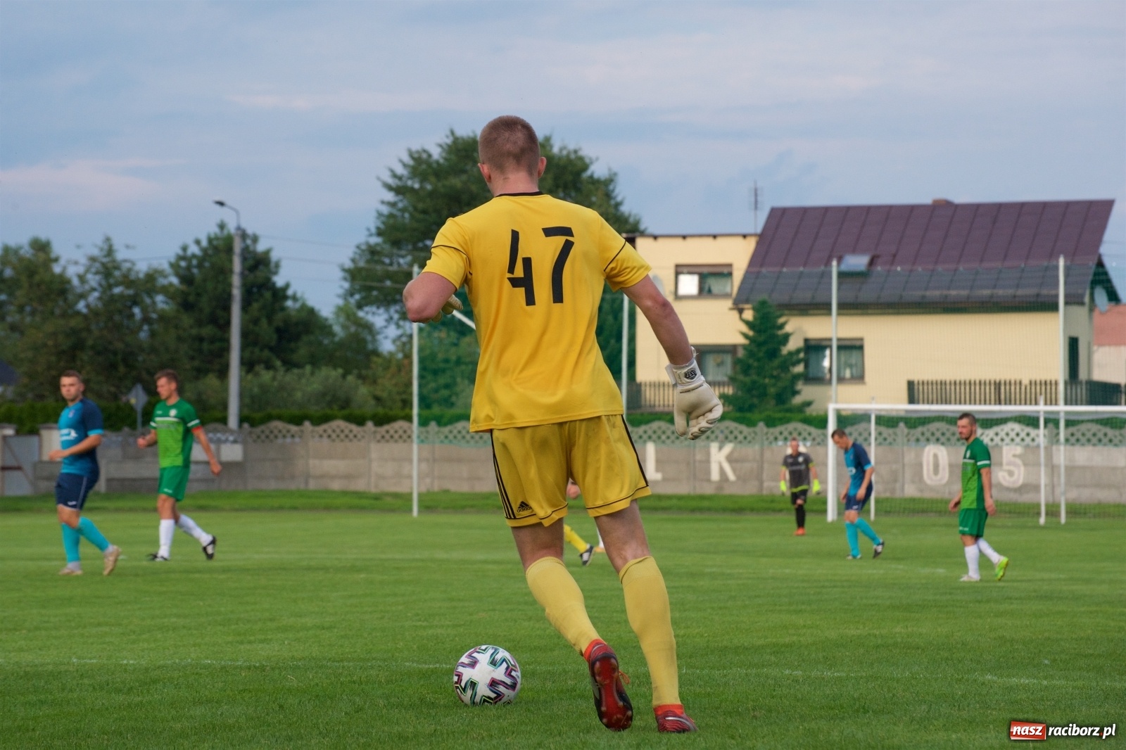 Zdjęcie w galerii na portalu naszraciborz.pl: Trzy punkty Tworkowa. Ambulans na boisku [FOTO] wiadomości z regionu