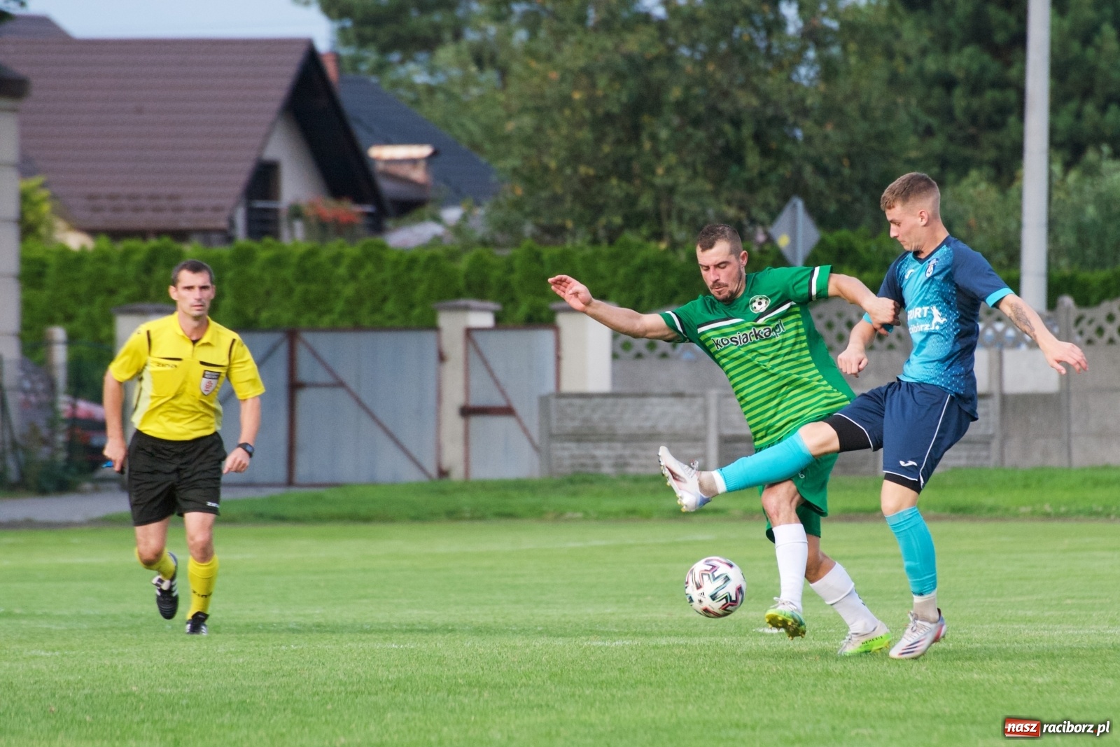 Zdjęcie w galerii na portalu naszraciborz.pl: Trzy punkty Tworkowa. Ambulans na boisku [FOTO] wiadomości z regionu