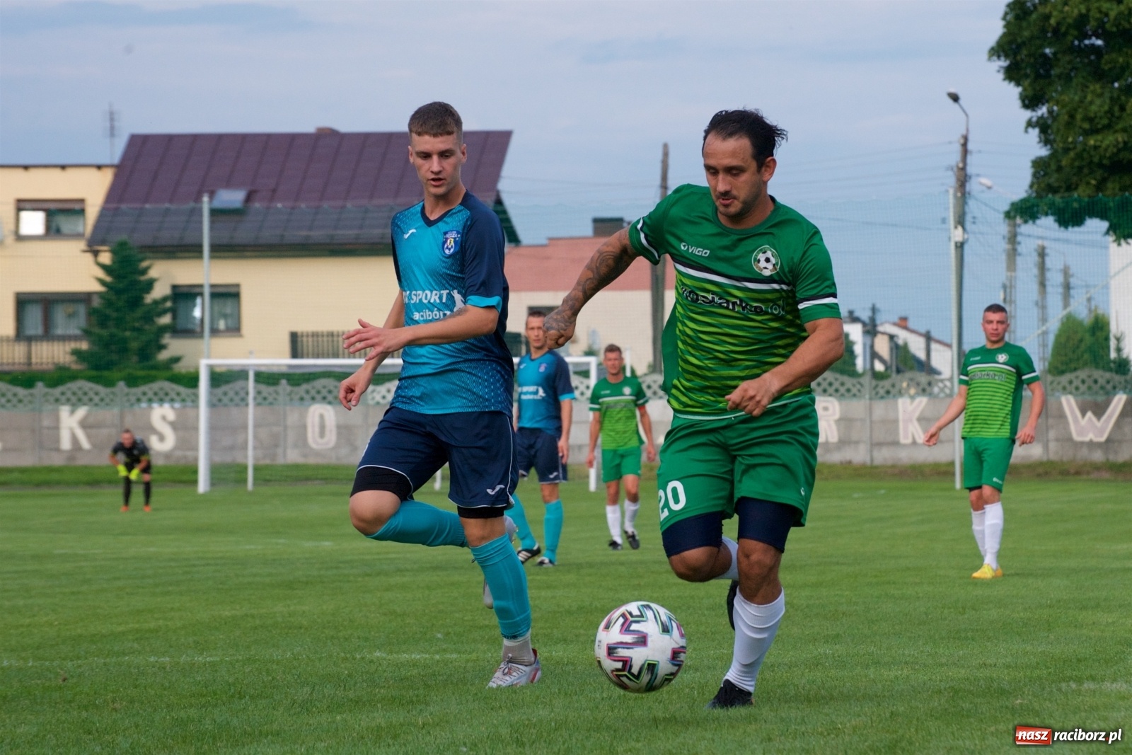 Zdjęcie w galerii na portalu naszraciborz.pl: Trzy punkty Tworkowa. Ambulans na boisku [FOTO] wiadomości z regionu